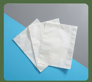 Bolsa Ecológica con Cierre de Cremallera de Papel Kraft Blanco, Bolsa con Logotipo de Marca Personalizado para Empaque de Camisetas y Prendas, con Ventana - Product Image 4