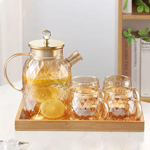 Carafe à eau moderne en verre transparent de 48 oz avec couvercle-filtre, idéale pour le thé glacé, la limonade et les jus lors de vos réceptions - Product Image 4