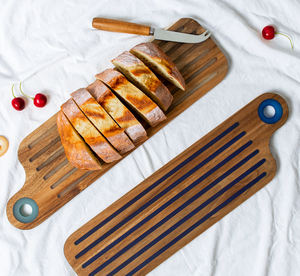 เขียงไม้กระถินณรงค์เคลือบอีพ็อกซี่ลายริเวอร์ พร้อมร่องสำหรับน้ำผลไม้ เหมาะสำหรับการอบขนม ขายส่ง - Product Image 1