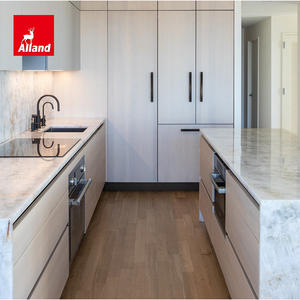 Mobile da <span class=keywords><strong>Cucina</strong></span> Scandinavo Bicolore Personalizzato Alland con Anta in Impiallacciatura di Rovere Bianco Decolorato e Pensile Verniciato Grigio Chiaro - Product Image 1