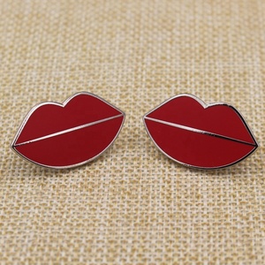 Pin <span class=keywords><strong>de</strong></span> solapa <span class=keywords><strong>de</strong></span> labios rojos <span class=keywords><strong>de</strong></span> esmalte duro plateado <span class=keywords><strong>de</strong></span> alta calidad personalizado con tarjeta trasera - Product Image 4