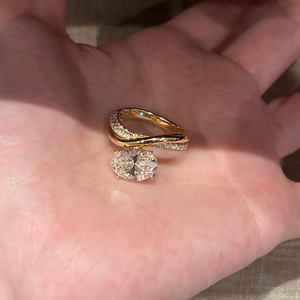 Anillo <span class=keywords><strong>de</strong></span> Compromiso <span class=keywords><strong>de</strong></span> Lujo <span class=keywords><strong>con</strong></span> Circonita Cúbica Paraiba <span class=keywords><strong>de</strong></span> Corte Ovalado para Mujer, Chapado en <span class=keywords><strong>Oro</strong></span> <span class=keywords><strong>de</strong></span> 18K, <span class=keywords><strong>con</strong></span> Banda Ondulada Cruzada y Circonitas Pavé - Product Image 4