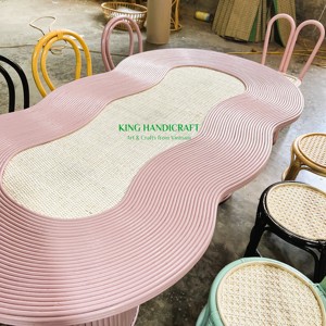 Muebles elegantes y duraderos para salas de juegos y Guarderías: juego de mesa y sillas para niños de ratán - Product Image 2