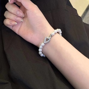 Bracelet minimaliste baroque |   Perles baroques naturelles d'eau douce à haute brillance légèrement imparfaites, fermoir en forme de larme plaqué or 14 carats, cadeau - Product Image 5