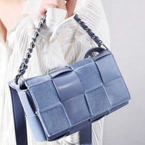 <span class=keywords><strong>Sac</strong></span> à bandoulière mini en denim bleu clair personnalisé avec empiècements tissés et poignée chaîne argentée – <span class=keywords><strong>Sac</strong></span> à <span class=keywords><strong>main</strong></span> tendance pour femme - Product Image 2