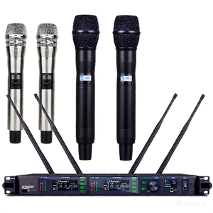 Système de microphone sans fil numérique UHF ULXD4-LED 200 canaux avec deux micros portatifs KSM9 argentés et KSM8 longue portée cryptés pour la scène - Product Image 1