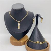 Parure de bijoux classique de mariée de Dubaï en acier inoxydable plaqué or 18 carats avec incrustations scintillantes (3 pièces) - Vente en gros pour fêtes