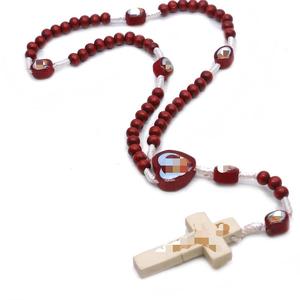 Collier de prière en perles de bois rouge avec pendentif croix tissé à la main en résine pour usage religieux - Product Image 4