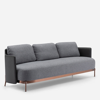 Fauteuil de salon de luxe personnalisé en tissu rembourré, avec accoudoirs en laiton doré, design de créateur