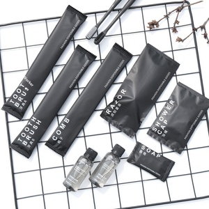 Kit <span class=keywords><strong>de</strong></span> salle <span class=keywords><strong>de</strong></span> bain jetable <span class=keywords><strong>pour</strong></span> hôtel : brosse à dents à poils souples, dentifrice, peigne, <span class=keywords><strong>savon</strong></span> et shampoing – Vente en gros - Product Image 1