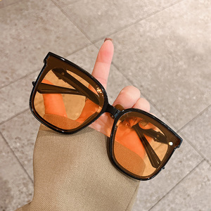 Gafas de Sol Qianai con Marco Cuadrado, Lentes Color Negro Champán, Protección UV400, Unisex, Tipo 3 - Product Image 5