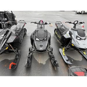 แพ็คเกจ Ski-Doo Summit ปี 2026 รุ่น 850 E-TEC 154 H_Alt Powder 3.0_Black เครื่องยนต์ 4 จังหวะ ERAVE REV Gen5 แพลตฟอร์ม 30 องศา 4.5 นิ้ว ดิจิทัล - Product Image 5