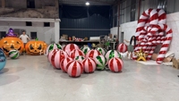 Boules miroir gonflables brillantes de grande taille avec des rayures de couleur personnalisées rouge et vert, avec un dessus en forme de boule pour la décoration de Noël, les fêtes et les événements