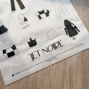 Sacs en plastique à fermeture éclair mat givré de haute qualité avec logo personnalisé 25x30cm pour l'emballage des vêtements - Product Image 6