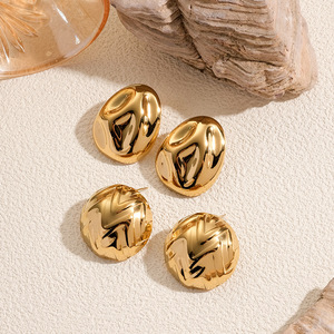 Boucles d'oreilles carrées en acier inoxydable plaqué or à la mode Les goujons irréguliers Bump Lava ne se décolorent pas - Product Image 4