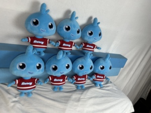 Nuovo Peluche Personalizzato Sunrise, Morbido Pupazzo Blu a Forma di Cartone Animato BARCY con Maglietta Rossa per Promozioni Festive - Product Image 4