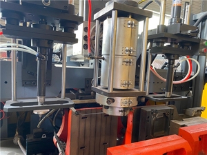 Macchina per Soffiaggio Plastica in Vendita per la Produzione di Grandi Barriere Stradali e Contenitori Industriali con Resa Stabile - Product Image 3