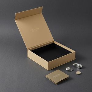 Boîte cadeau magnétique haut de gamme avec logo personnalisé, en carton rigide recyclable, avec logo en estampage à chaud - Product Image 1