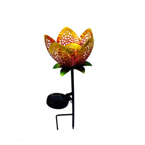 Lampe décorative de jardin extérieure à LED, style européen, en résine ajourée, alimentée par l'énergie solaire, avec motif floral en métal à insérer dans le sol - Product Image 6
