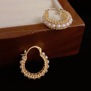 Pave Circle Pearl Hoop Boucles d'oreilles Fournisseur d'usine Nouvelle marque en laiton plaqué en forme de C Perles Edge Huggie Boucles d'oreilles - Product Image 4