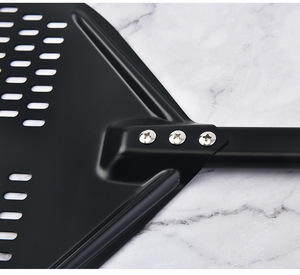 Pelle à <span class=keywords><strong>pizza</strong></span> de haute qualité avec lame en acier inoxydable et poignée antidérapante pour des transferts sûrs et efficaces de pizzas et de pains - Product Image 3