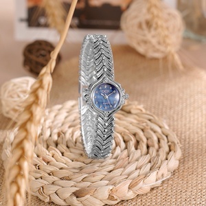 Montre en alliage pour femme Goldie Fashion, cadran en nacre, bracelet en queue de poisson, aiguille lumineuse, montre à quartz haut de gamme de luxe - Product Image 3