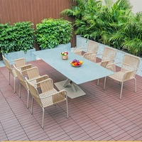 Chaise d'extérieur empilable moderne et légère avec structure métallique et corde tressée en rotin pour la salle à manger