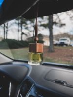 Diffuseur de voiture en gros 10ml vide bouteille de parfum de voiture désodorisant plat carré verre voiture suspendu bouteille de parfum avec couvercle en bois