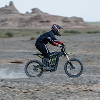 Motocicleta Eléctrica Todoterreno con Distancia entre Ejes de 1280 mm, Manejo Estable, Potencia Máxima de 17 kW, Torque de 500 N.m, Batería de 72 V y 40 Ah, Autonomía de 120 km, Velocidad Máxima de 95 km/h, Resistente al Agua IP65