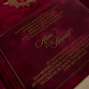 Invitation de Mariage de Luxe Type Pochette en Velours Bordeaux avec Écusson en Feuille d'Or et Invitation en Acrylique - Product Image 3