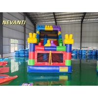 Château gonflable avec toboggan en blocs de construction |   Structure gonflable à thème color block lumineux pour fêtes d'enfants et location événementielle