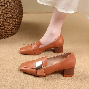 Nouvelles chaussures professionnelles à talon épais et bout carré grande taille pour l'automne, chaussures en cuir pour femmes de style britannique rétro à talon moyen - Product Image 1