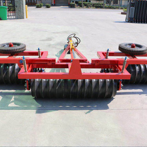 Rouleau de compression manuel pliable à suspension simple pour tracteur, couleur rouge, facile à utiliser - Product Image 3