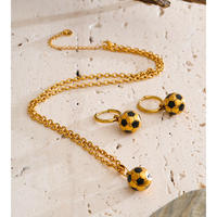 Conjunto de Joyería Deportivo con Collar y Pendientes de Aro de Acero Inoxidable Chapado en Oro de 18K, Resistente al Agua, para Hombres y Mujeres, Regalo para Fanáticos del Fútbol