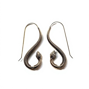 Boucles d'oreilles pendantes serpent en laiton doré, texture unique, motif animal exagéré - Product Image 1
