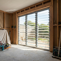 Système de persiennes extérieures fixes en aluminium OUNA, espacement et angle personnalisés pour bloquer la lumière du soleil directe et réduire l'éblouissement