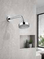 Douche suspendue chromée moderne avec tuyau fixe extra-long et pommeau de pluie surdimensionné pour projets de salles de bain commerciales