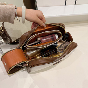 Bolsa de Maquillaje Multifuncional y Moderna, Bolsa de Aseo de PU Grueso Tipo Almohada, Portátil para Viajes, de Alta Estética, con Cierre y Diseño Geométrico - Product Image 4