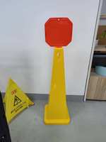 Panneau de signalisation de sécurité antidérapant jaune en plastique imprimable sur 4 faces, personnalisé, en forme de pyramide carrée, pour sol mouillé, cône de précaution