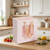 Boîte cadeau personnalisée rose avec logo, en carton gris, pelliculage mat – Grande taille pour emballage souvenir anniversaire et rentrée scolaire