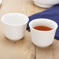 Tasse à thé en céramique blanche pure à parois droites avec soucoupe, style minimaliste, pour la mise en place de la table du thé du matin dans les hôtels et restaurants