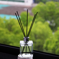 C&H Offre Spéciale – Diffuseur de Parfum d'Ambiance de Luxe avec Bouteille en Verre Transparent Carrée, Logo Personnalisé, Bâtonnets en Rotin et Coffret Cadeau