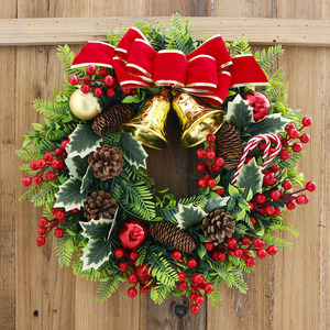 Corona Navideña Artificial YUELIAN de 45 cm con Piñas Rojas, Lazos y Campanas para Decoración de Puerta Principal de Casa de Campo - Product Image 1