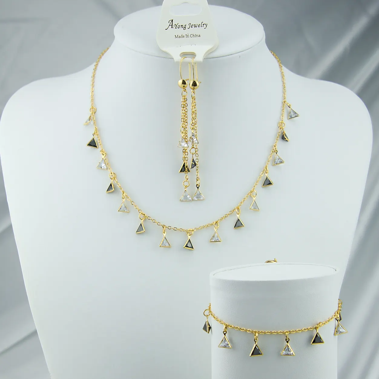 Prezzi all'ingrosso Set di gioielli in Zirconia cubica brasiliana Set di gioielli a triangolo da donna placcato in oro 18 carati