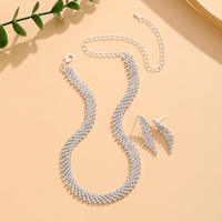 Conjunto de Joyería de Lujo Ligero y Romántico de Tres Piezas: Collar, Pendientes y Pulsera de Aleación con Cadenas Finas para Regalo de Boda