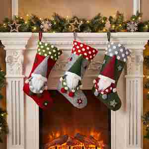Chaussettes de Noël en feutre style Gnome Nordique, Sacs cadeaux en peluche sans visage de Père Noël |   Décoration de cheminée pour les fêtes scandinaves - Product Image 1