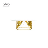 Table rectangulaire de luxe avec plateau en verre, base en métal à motif échelle dorée pour réception de mariage