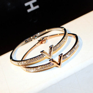 Nouveau Bracelet Élégant pour Femme S00166 en Alliage Plaqué Or avec Breloques, Lettres en Strass Simples et Raffinées, Style Coréen et Européen - Product Image 1