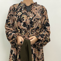 6373 #   Robe élégante en mousseline de soie à volants avec motif chic, col plissé et détails de couture à nouer