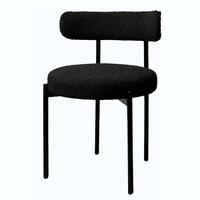 Fauteuil d'appoint moderne en tissu bouclé blanc avec dossier incurvé et pieds en métal noir pour salle à manger d'hôtel